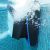 Робот Maytronics Dolphin S200 чистит стену бассейна