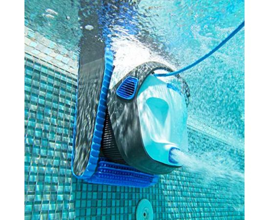 Maytronics Dolphin S100 очищает стену бассейна