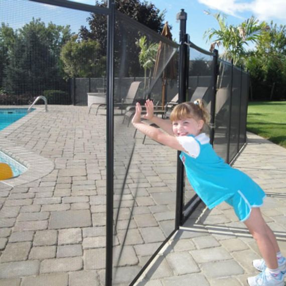 После установки защитного ограждения для бассейна Shield Removable Fencing