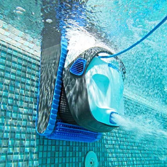 Maytronics Dolphin S100 очищает стену бассейна